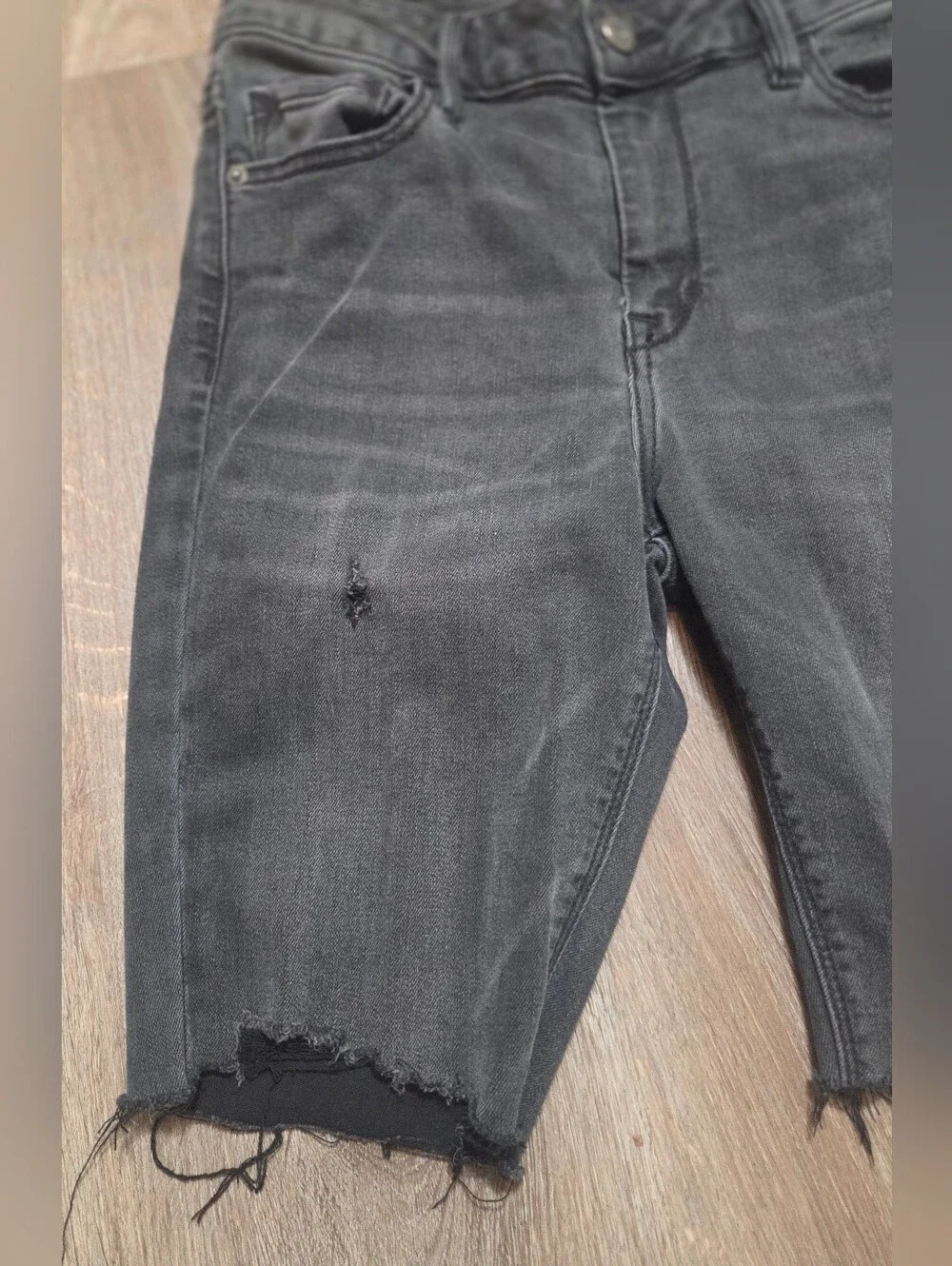 HIDDEN Jeans Black Distressed Bermuda Denim Shorts Jorts Size 28 Raw Hem